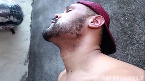 Motoqueiros se separam do grupo e trepam em casa abandonada na beira da estrada