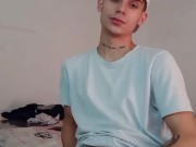 Hetero se masturba viendo porno gay 💯