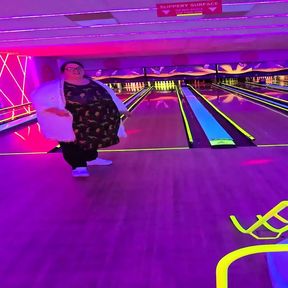 SSBBW Out Bowling