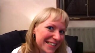 Eine französische Amateurblondine in Strümpfen gibt einen Blowjob, bevor sie anal penetriert wird.