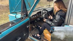 Chloe revs hard smoky VAZ in sandals