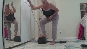 Pulling out and winding the vacuum cleaner cord 2 c