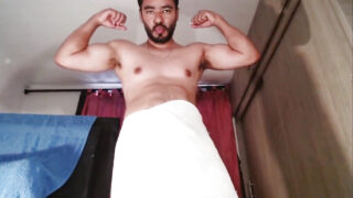 Ung colombiansk twink onanerar sin enorma kuk medan han dansar, sedan barbacka anal solo kul