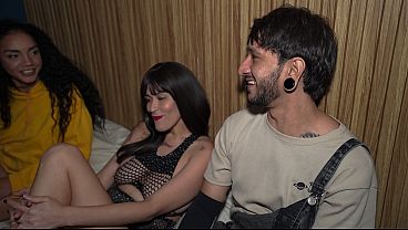 La puta de mi mejor amiga se folla a mi novio mientras trabajo en cama