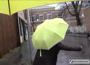 Ramona doet het in de regen