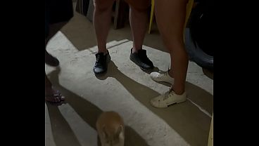 Hotwife foi se exibir pra amigo no barzinho e acabou dando pra ele e mais um. Tomou no cu no p&ecirc_lo