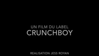 Scopata hardcore senza preservativo per la tatuata dilettante Jess Royan da parte di Master Aaron e Dante Lucas con pompino, leccate e una calda eiaculazione