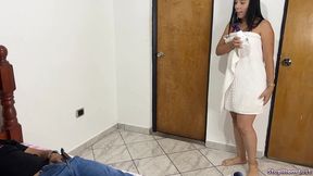 mi madrastra me pidio un masaje en aceite en todo su cuerpo caliente y en bikini chiquito