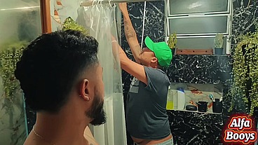 CHAMEI O ENCANADOR PARA DAR UM TRATO NO MEU CHUVEIRO E QUEM ACABOU LEVANDO UM TRATO FUI EU