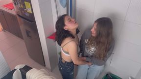Lesbianas follando en el cuarto de ropas