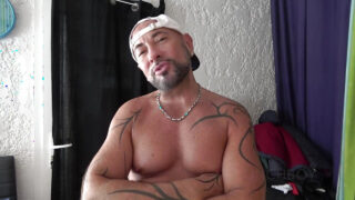 Mladý francouzský potetovaný fešák Jerome James si dává hluboké hrdlo a anál v perfektu od nejlepšího kamaráda