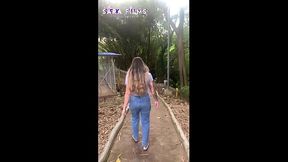Sa blonde es una chica sucia que se orina en el parque