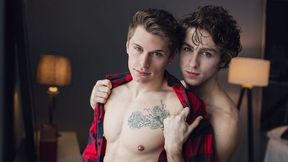 Fun-loving gay boys (Calvin Banks & Troy Accola) fuck on cam