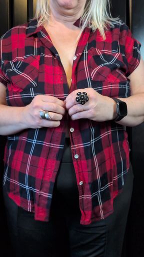 BBW Penny boob reveal