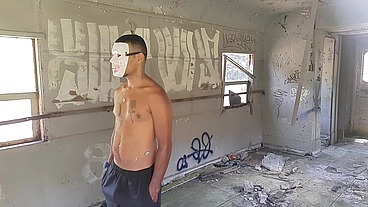 No dia de halloween Encontrei um mascarado no vagão do trem e levei um susto e acabei se pegando com ele