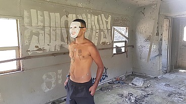 No dia de halloween Encontrei um mascarado no vagão do trem e levei um susto e acabei se pegando com ele