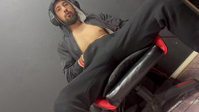macho hetero pauzudo se masturbando e falando putaria ate gozar - solo amateur
