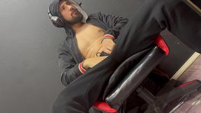 macho hetero pauzudo se masturbando e falando putaria ate gozar - solo amateur