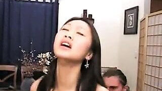 Video hardcore cu o fată asiatică care primește un futai anal cu o pula mare