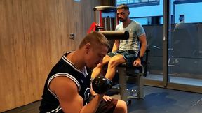 en el gym se corre en mi culo!! estabamos cachondos en el gimnasio y mi entrenador me acompana a casa...