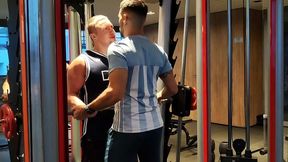 en el gym se corre en mi culo!! estabamos cachondos en el gimnasio y mi entrenador me acompana a casa...