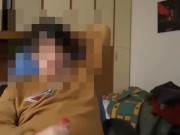Mi sego e sborro dentro il preservativo