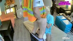 SLUTTY BITCH LETS CONSTRUCTION WORKER FUCK HER