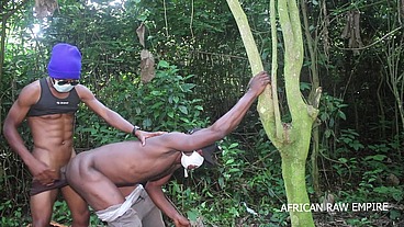 Public fuck in the bush between two tourists who walk around in the open air with big boots that hang wildly and that fit well in the asses