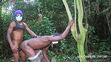 Public fuck in the bush between two tourists who walk around in the open air with big boots that hang wildly and that fit well in the asses