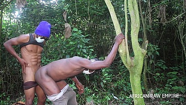 Public fuck in the bush between two tourists who walk around in the open air with big boots that hang wildly and that fit well in the asses