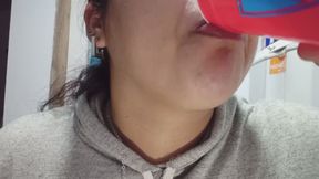 ASMR cuello tragando agua y eructos inesperados.