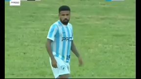 Jogadores no campo de futebol