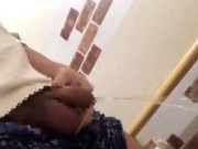 M男くんが友達の家のトイレでおしっこドアップ撮影！