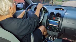 Angelina driving and driving a car in stiletto heels (1)