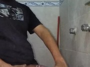 ENJUAGÁNDOME LA VERGA MIENTRAS COGE MI MANO Y SE VIENE 🧼🚿🧽