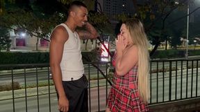 fui ao mercado a noite e me encontrei com a gostosa da suzy no meio da rua, nem pensei em fala q estava com muito tesao ela ja veio me agarrando