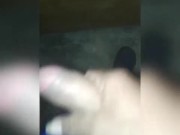 Me pongo caliente masturbándome en casa