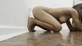 Menina se mija de com um brinquedo de m&atilde_o no anus porno caseiro