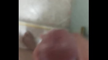 Arrecho en el ba&ntilde_o paja y leche