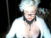 Будни вебкам-модели: взгляд изнутри и снаружи... Развратная зрелка громко кончает в привате...