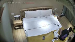 上帝視角 小情侶開房 男人的口交和加藤鷹指先讓女生情緒上來 然後對著逼 就是猛的開炮