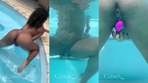 je me gode dans la piscine et utilise mes sextoy sous l’eau . j’ai tout ...