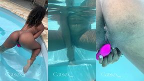 je me gode dans la piscine et utilise mes sextoy sous l’eau . j’ai tout ...