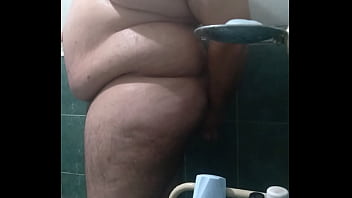 Dildo anal en la ducha