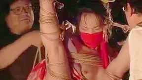Muñeca asiática tetona y curiosa disfruta del sexo en sumisión