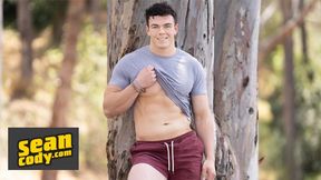 SEAN CODY - Tall & Muscled Bear Clark Reid Likes Tugging In Front Of The Camera