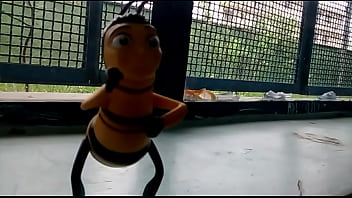 BEE MOVIE a abelha bee movie fudendo gostoso a humana sem d&oacute_ nem piedade na escola (BRASIL)