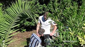 dimitri baise par le beau apolo adrii en exhib dans un jardin public