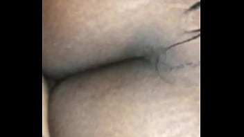 Elle aime s&#039_assoir sur ma bite