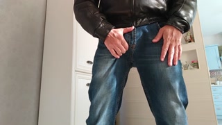 Stepsister allowed me to masturbate on her 💦